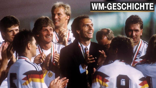 DFB-Teamchef Franz Beckenbauer im Kreise seiner Spieler nach dem WM-Sieg 1990.