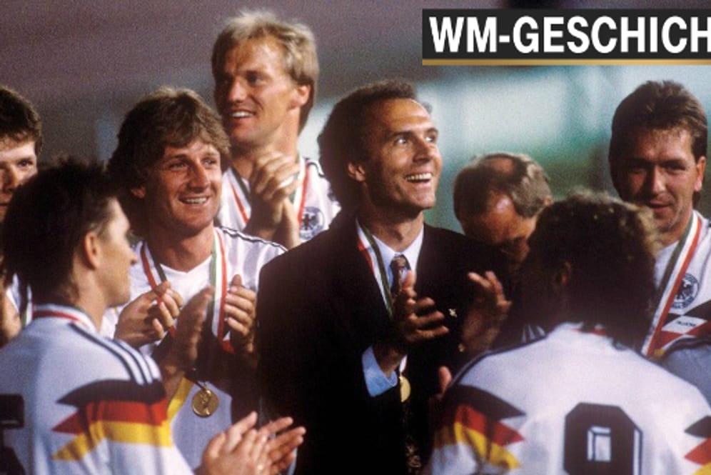 DFB-Teamchef Franz Beckenbauer im Kreise seiner Spieler nach dem WM-Sieg 1990.
