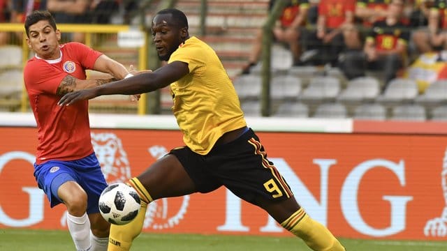 Finaler WM-Test: Romelu Lukaku (r) aus Belgien und Costa Ricas Cristian Gamboa.