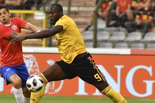 Finaler WM-Test: Romelu Lukaku (r) aus Belgien und Costa Ricas Cristian Gamboa.