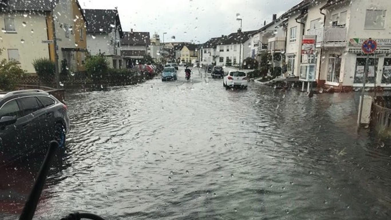 Heftiger Regen hat in Karlstein am Main nördlich von Aschaffenburg für einen Großeinsatz der Feuerwehr gesorgt.