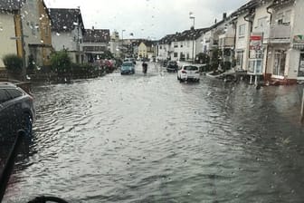 Heftiger Regen hat in Karlstein am Main nördlich von Aschaffenburg für einen Großeinsatz der Feuerwehr gesorgt.