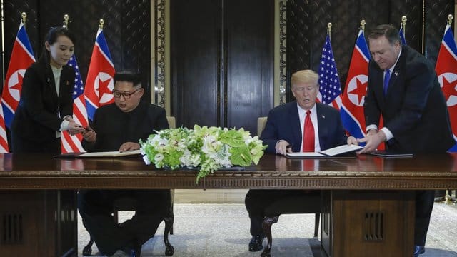 US-Präsident Donald Trump (r) und der Machthaber von Nordkorea Kim Jong Un unterzeichnen eine gemeinsame Vereinbarung. US-Präsident Donald Trump (r) und der Machthaber von Nordkorea Kim Jong Un unterzeichnen eine gemeinsame Vereinbarung.