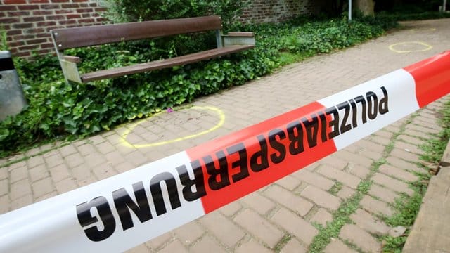 Absperrband und Markierungen sind am Tatort in Viersen zu sehen.