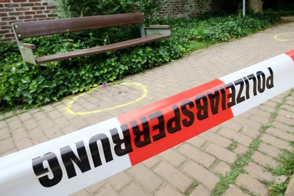 Absperrband und Markierungen sind am Tatort in Viersen zu sehen.