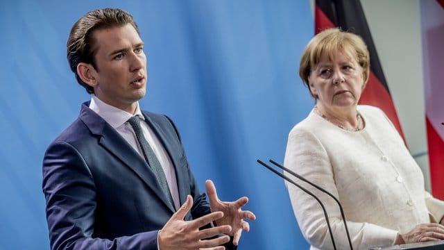 Kanzlerin Angela Merkel und Östereichs Regierungschef Sebastian Kurz sprechen im Kanzleramt in Berlin zu den Medienvertretern. Kanzlerin Angela Merkel und Östereichs Regierungschef Sebastian Kurz sprechen im Kanzleramt in Berlin zu den Medienvertretern.