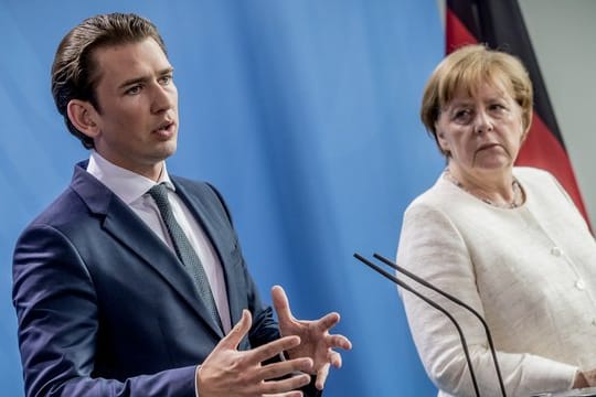 Kanzlerin Angela Merkel und Östereichs Regierungschef Sebastian Kurz sprechen im Kanzleramt in Berlin zu den Medienvertretern.