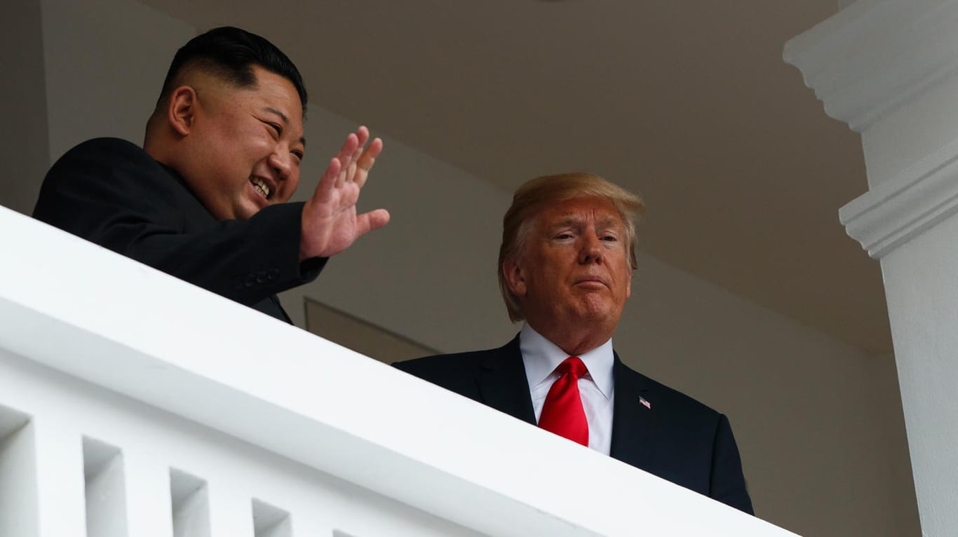 Kim Jong Un und Donald Trump zeigen sich auf dem Balkon des Luxushotels Capella in Singapur.