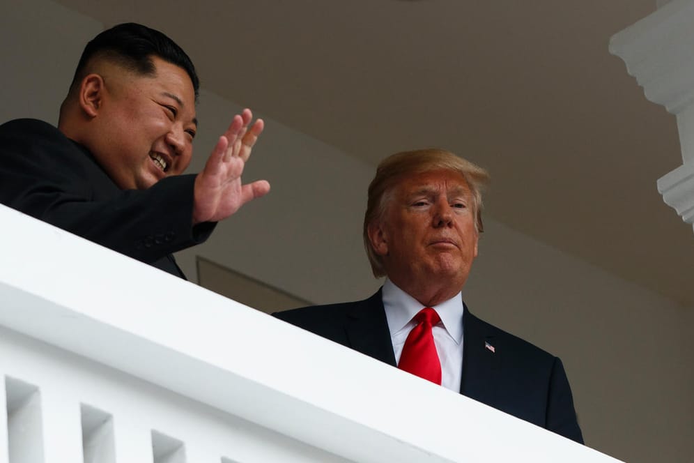 Kim Jong Un und Donald Trump zeigen sich auf dem Balkon des Luxushotels Capella in Singapur.