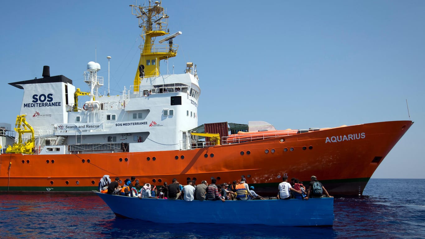 Das Rettungsschiff "Aquarius" hat in den letzten Wochen zahlreiche Flüchtlinge aus dem Mittelmeer gerettet. Nun ist unklar, wo es mit den Menschen anlegen darf.