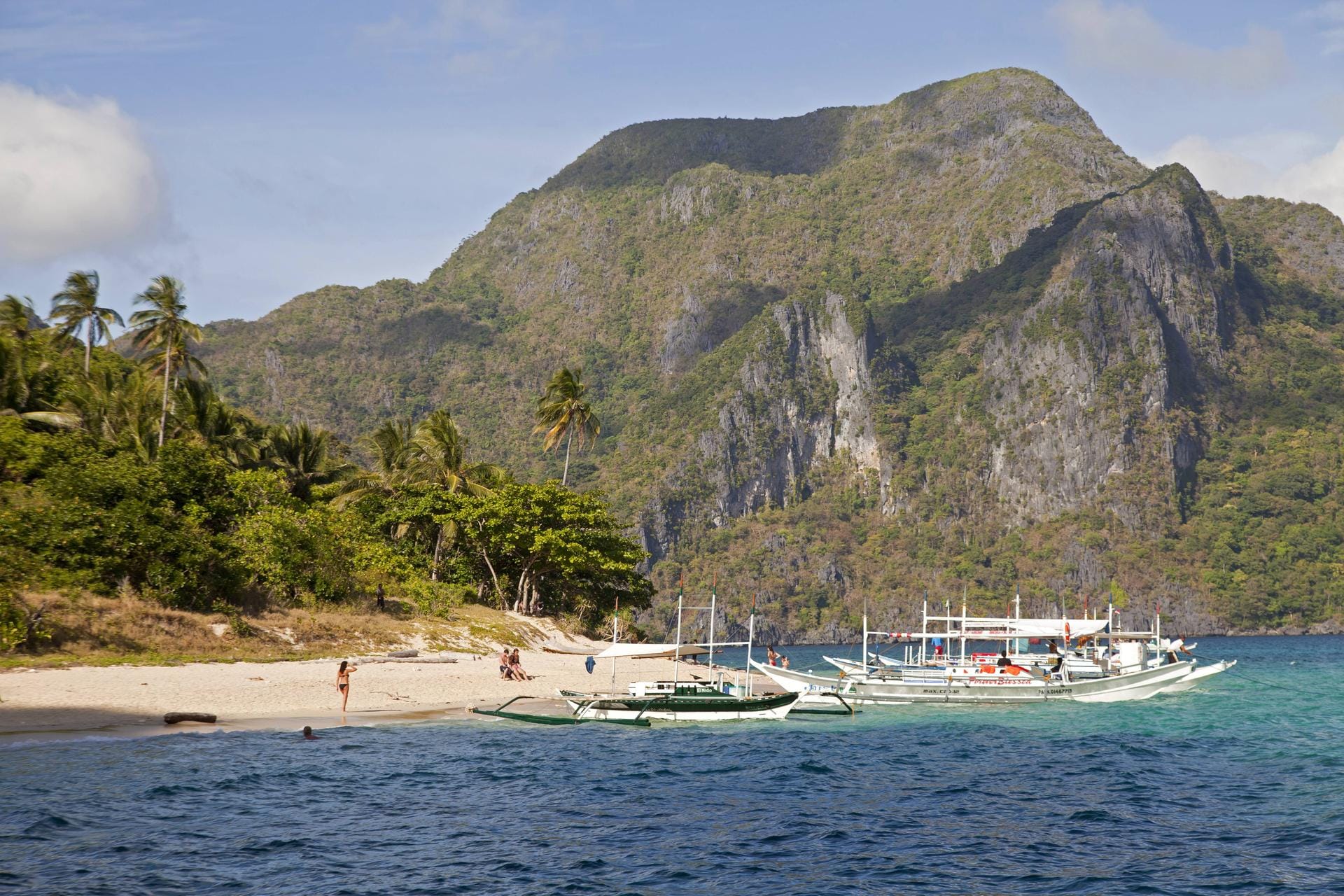 Für viele Touristen die Schönste: Boote am Sandstrand von Helicopter Island auf der philippinischen Insel Palawan.