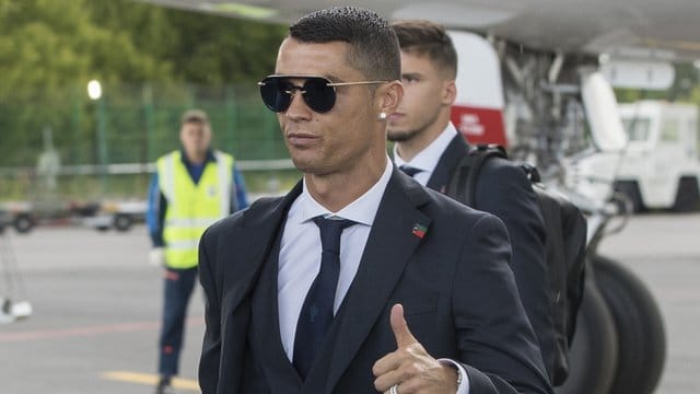 Portugals Star Cristiano Ronaldo bei der Ankunft auf dem Moskauer Flughafen.