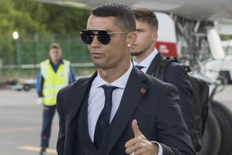 Portugals Star Cristiano Ronaldo bei der Ankunft auf dem Moskauer Flughafen.