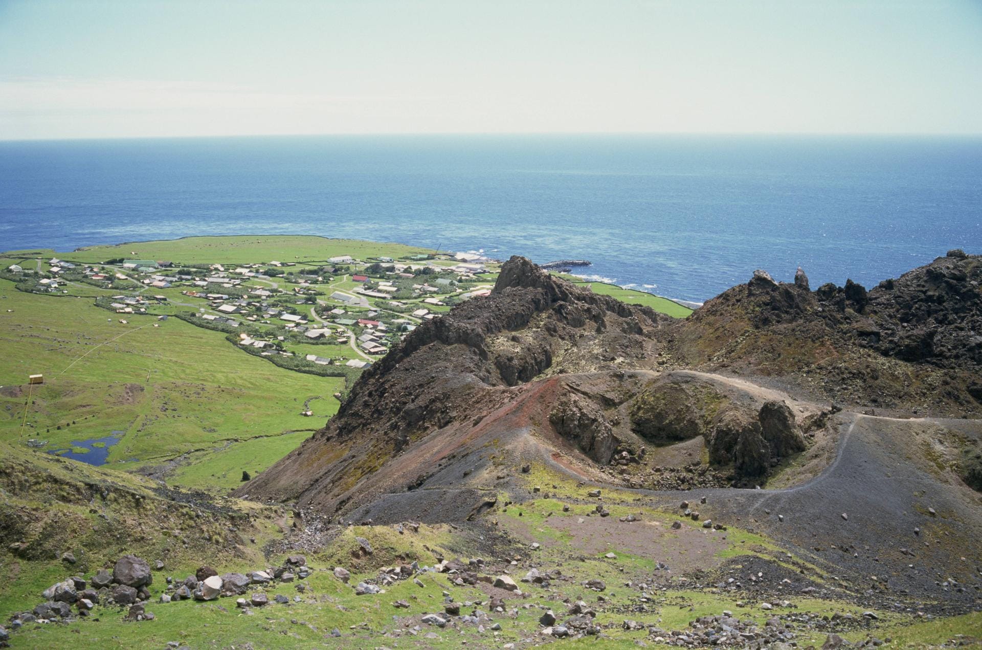 Edinburgh of the Seven Seas, auch The Settlement genannt, ist der Hauptort der Inselgruppe Tristan da Cunha mitten im Atlantik.