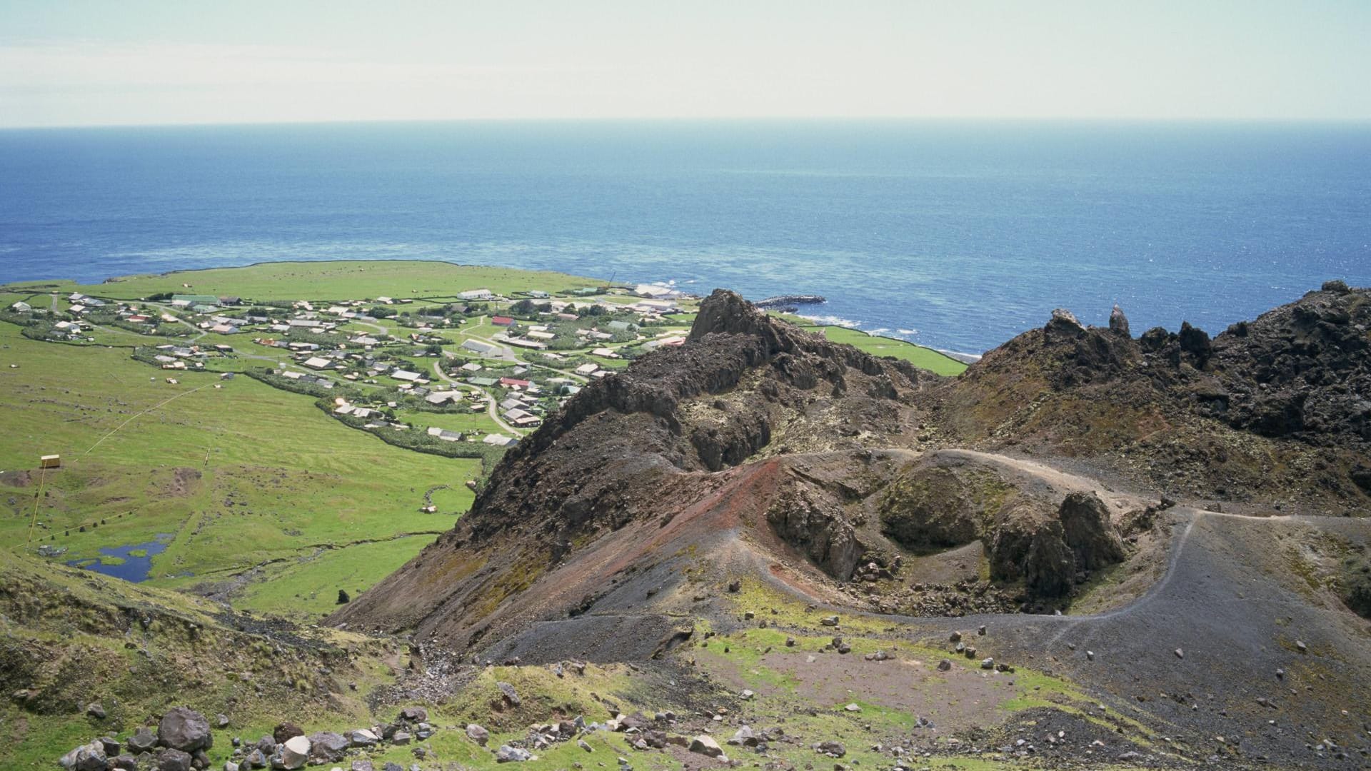 Edinburgh of the Seven Seas, auch The Settlement genannt, ist der Hauptort der Inselgruppe Tristan da Cunha mitten im Atlantik.