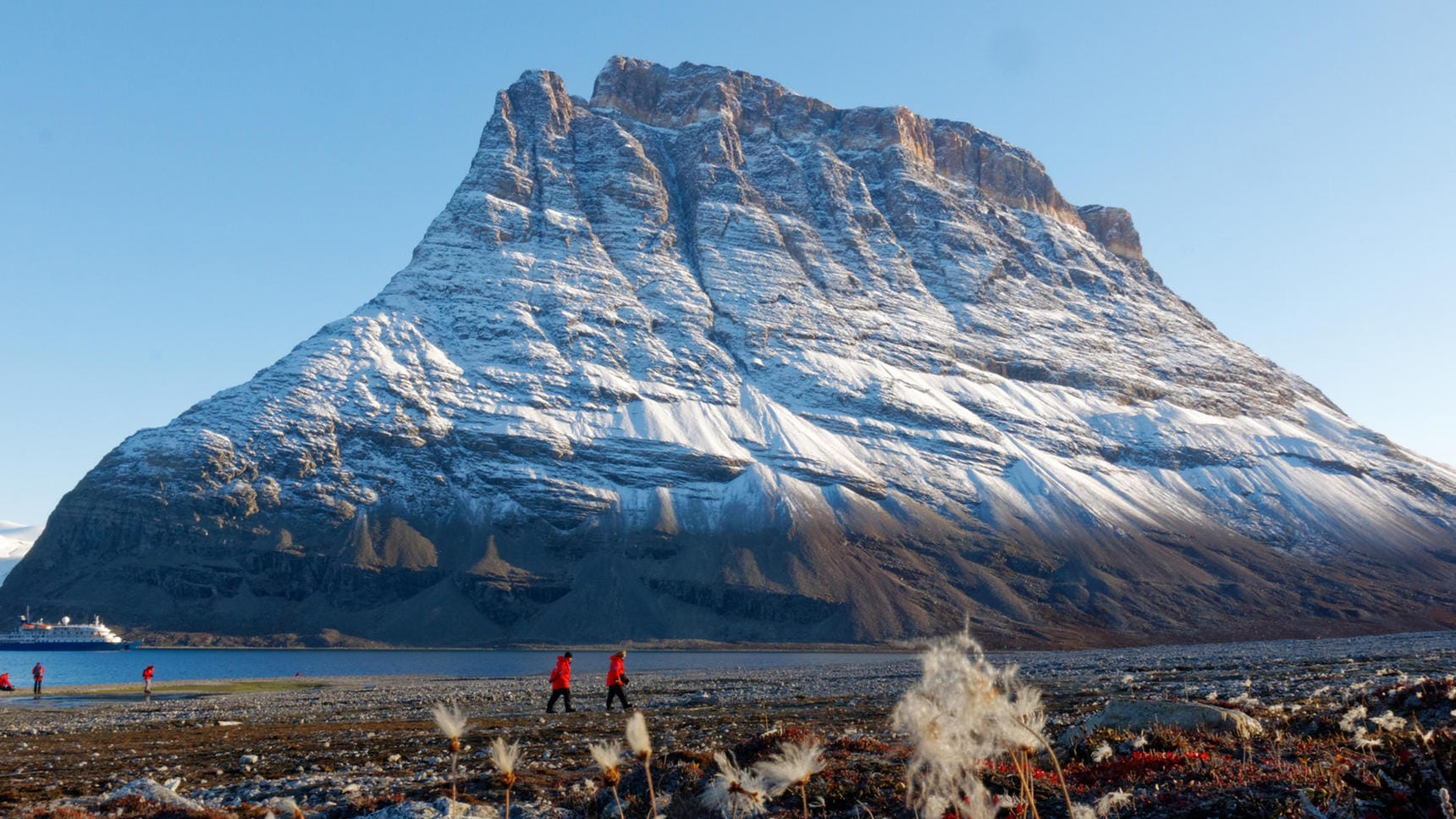 Grönland: Felsformation im Scoresbysund mit Expeditions-Kreuzfahrtschiff.