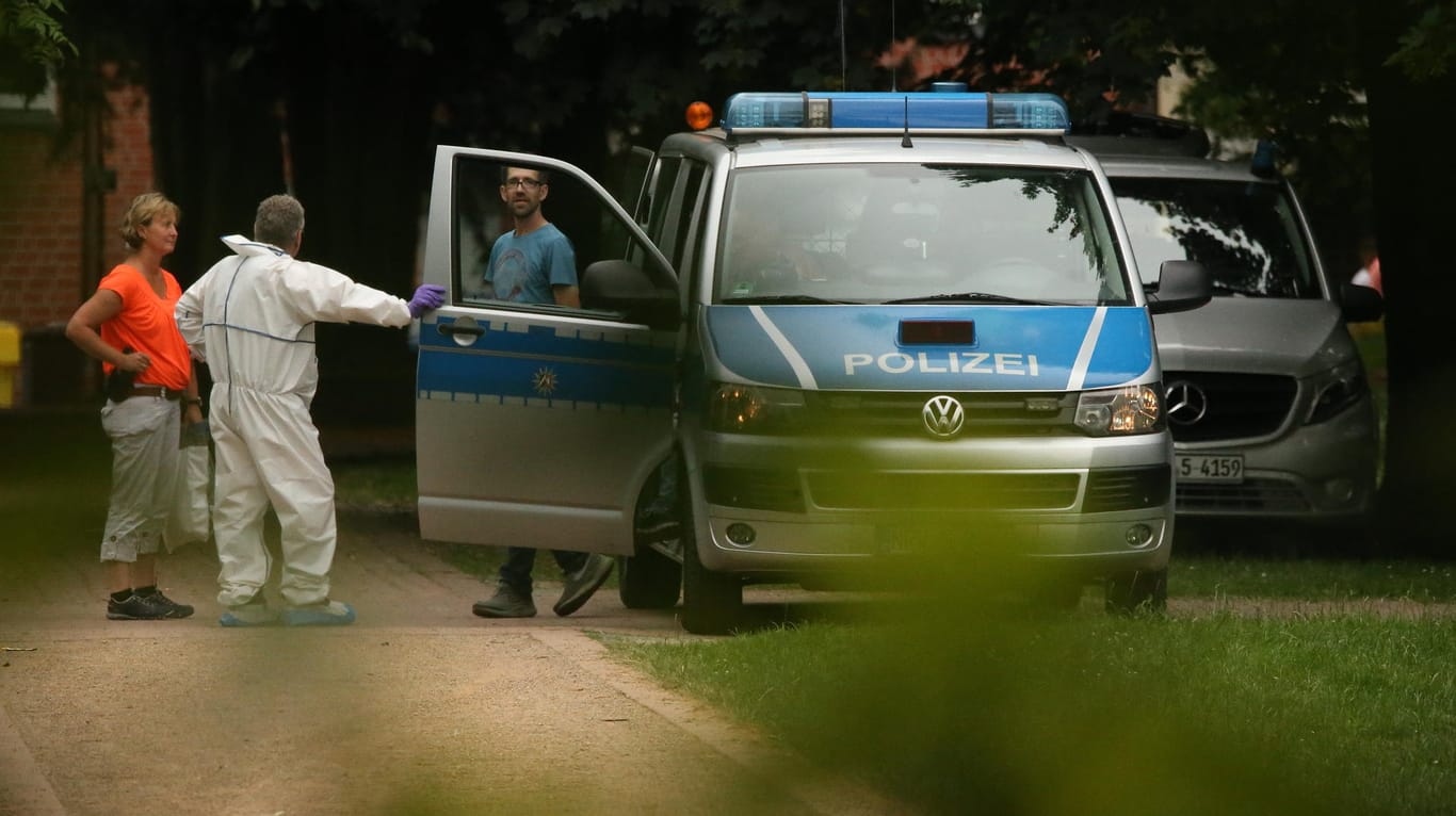 Beamte der Spurensicherung am Tatort: Nach der Messerattacke ist ein zunächst verdächtigter Mann wieder freigelassen worden.