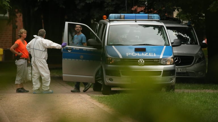 Beamte der Spurensicherung am Tatort: Nach der Messerattacke ist ein zunächst verdächtigter Mann wieder freigelassen worden.