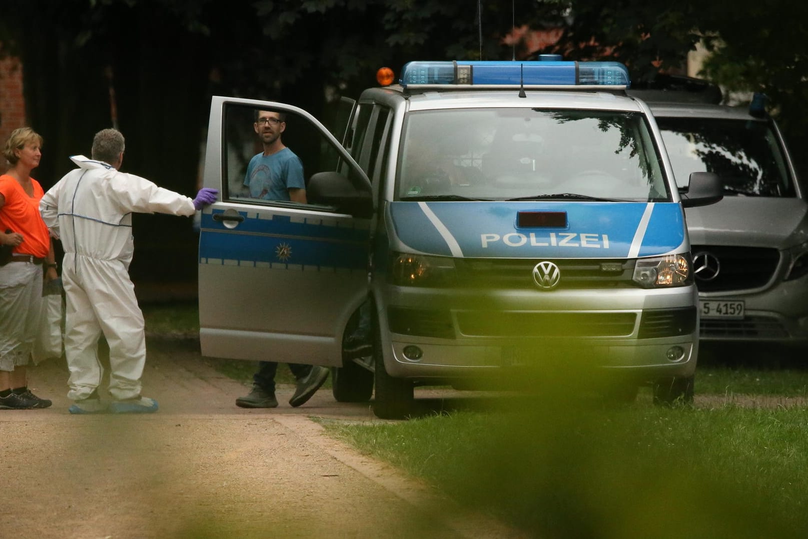Beamte der Spurensicherung am Tatort: Nach der Messerattacke ist ein zunächst verdächtigter Mann wieder freigelassen worden.