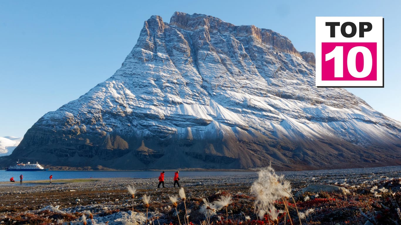 Grönland ist die Größte: Felsformation im Scoresbysund mit Expeditions-Kreuzfahrtschiff.