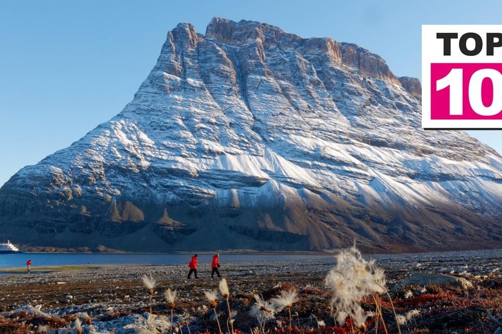 Grönland ist die Größte: Felsformation im Scoresbysund mit Expeditions-Kreuzfahrtschiff.