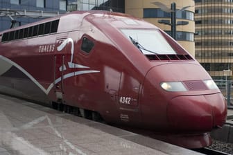 Ein Hochgeschwindigkeitszug der Bahngesellschaft "Thalys" in Brüssel: Nach Strompanne sitzen Angestellte und Abgeordnete des EU-Parlaments in Zug fest.