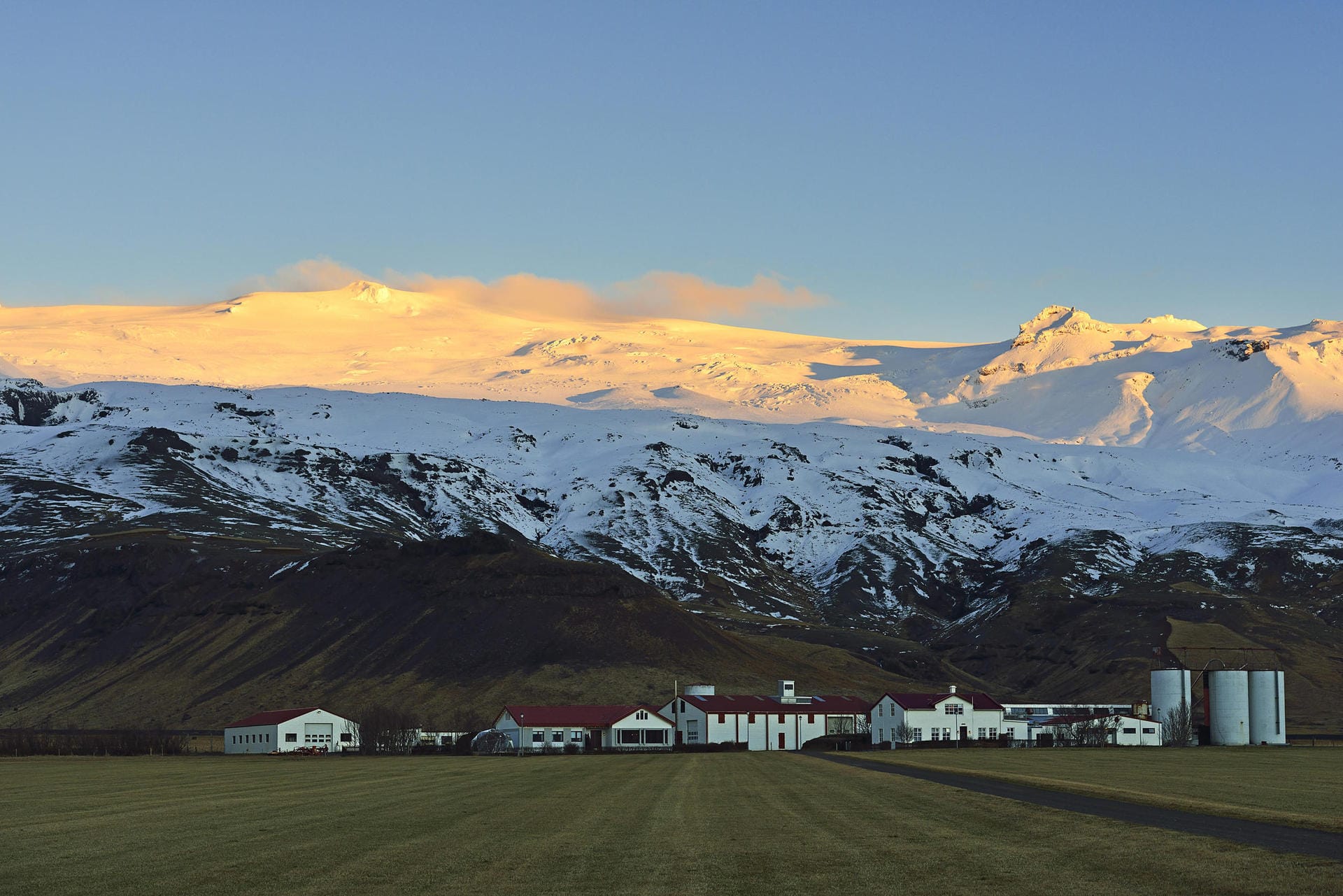 Blick von der Ringroad Nr. 1 auf den Eyjafjallajökull-Vulkan in Island.