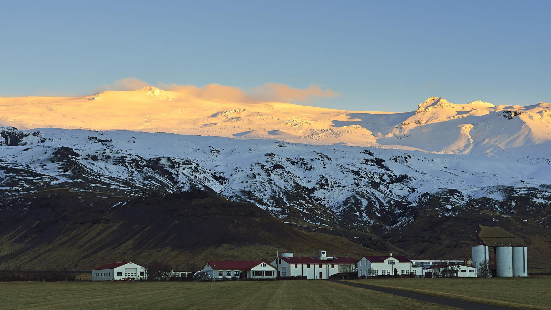 Blick von der Ringroad Nr. 1 auf den Eyjafjallajökull-Vulkan in Island.