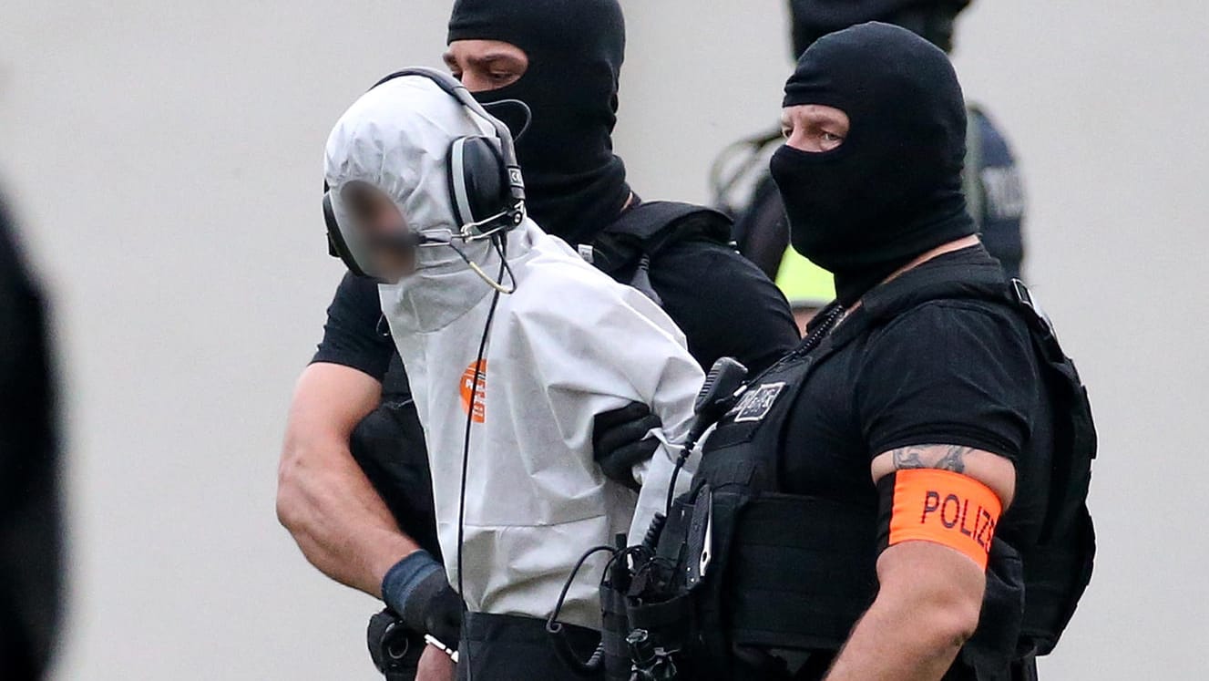 Ali B. bei seiner Überstellung in ein Frankfurter Gefängnis am Sonntag: Nach Angaben irakischer Behörden wurde er schon im März 1997 geboren. Ali B. bei seiner Überstellung in ein Frankfurter Gefängnis am Sonntag: Nach Angaben irakischer Behörden wurde er schon im März 1997 geboren.