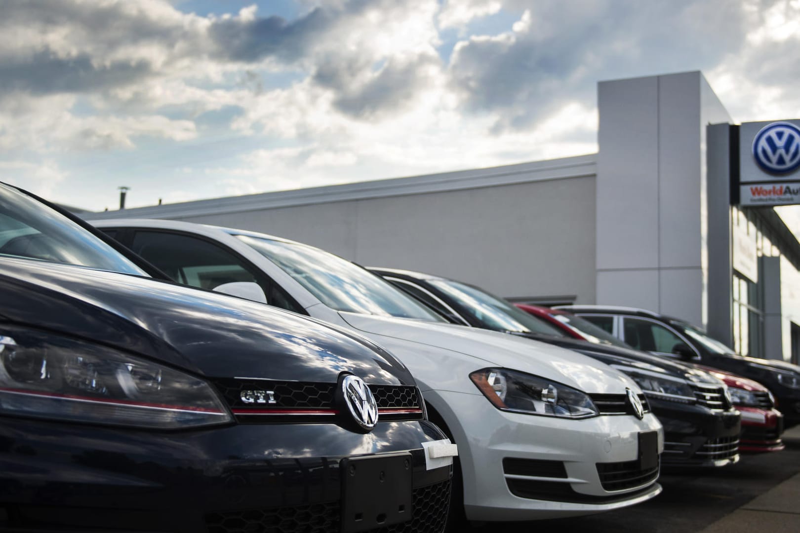 Verschiedene Modelle eines VW-Händlers: Der Konzern verhinderte bislang erfolgreich bindende Entscheidungen von Oberlandesgerichten.