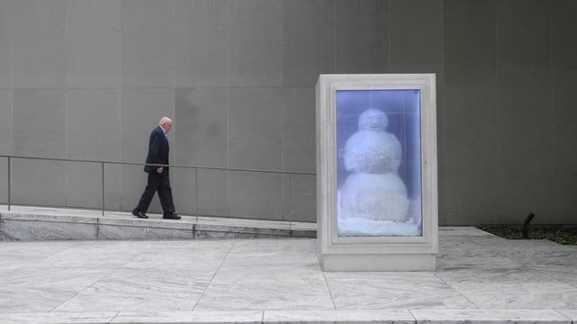 Der "Snowman" der Schweizer Künstler Peter Fischli und David Weiss wird mit aufwendiger Technik am Leben gehalten. Der "Snowman" der Schweizer Künstler Peter Fischli und David Weiss wird mit aufwendiger Technik am Leben gehalten.