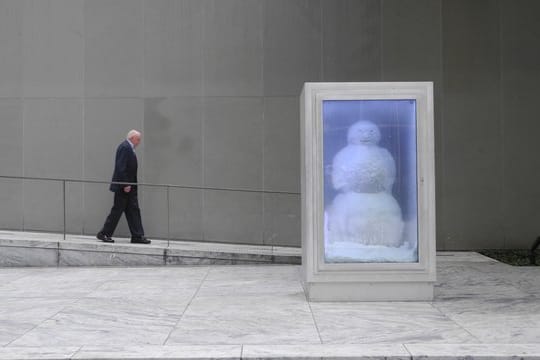 Der "Snowman" der Schweizer Künstler Peter Fischli und David Weiss wird mit aufwendiger Technik am Leben gehalten.