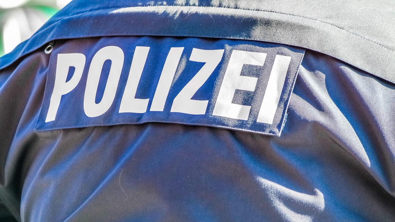 Jacke eines Polizisten mit der Aufschrift "Polizei": 23-Jähriger sticht auf Polizist ein.