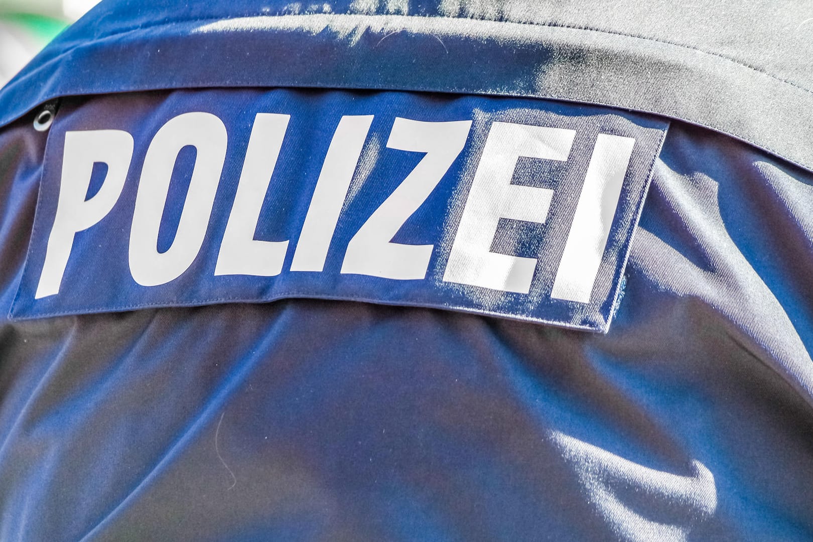 Jacke eines Polizisten mit der Aufschrift "Polizei": 23-Jähriger sticht auf Polizist ein.