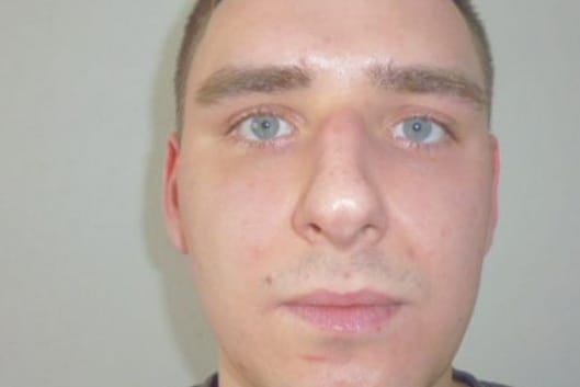 Die Polizei fahndet nach diesem Mann: Der 24-jährige Michael Giesa wurde wegen Vergewaltigung verurteilt – und ist nun aus der Psychiatrie geflüchtet.