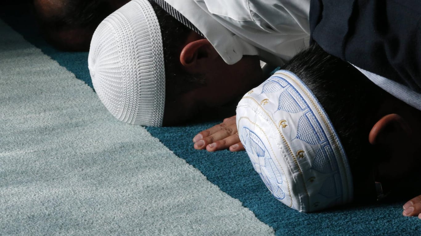 Opferfest: Die islamsichen Feiertage beginnen mit einem festlichen Gebet am Morgen.