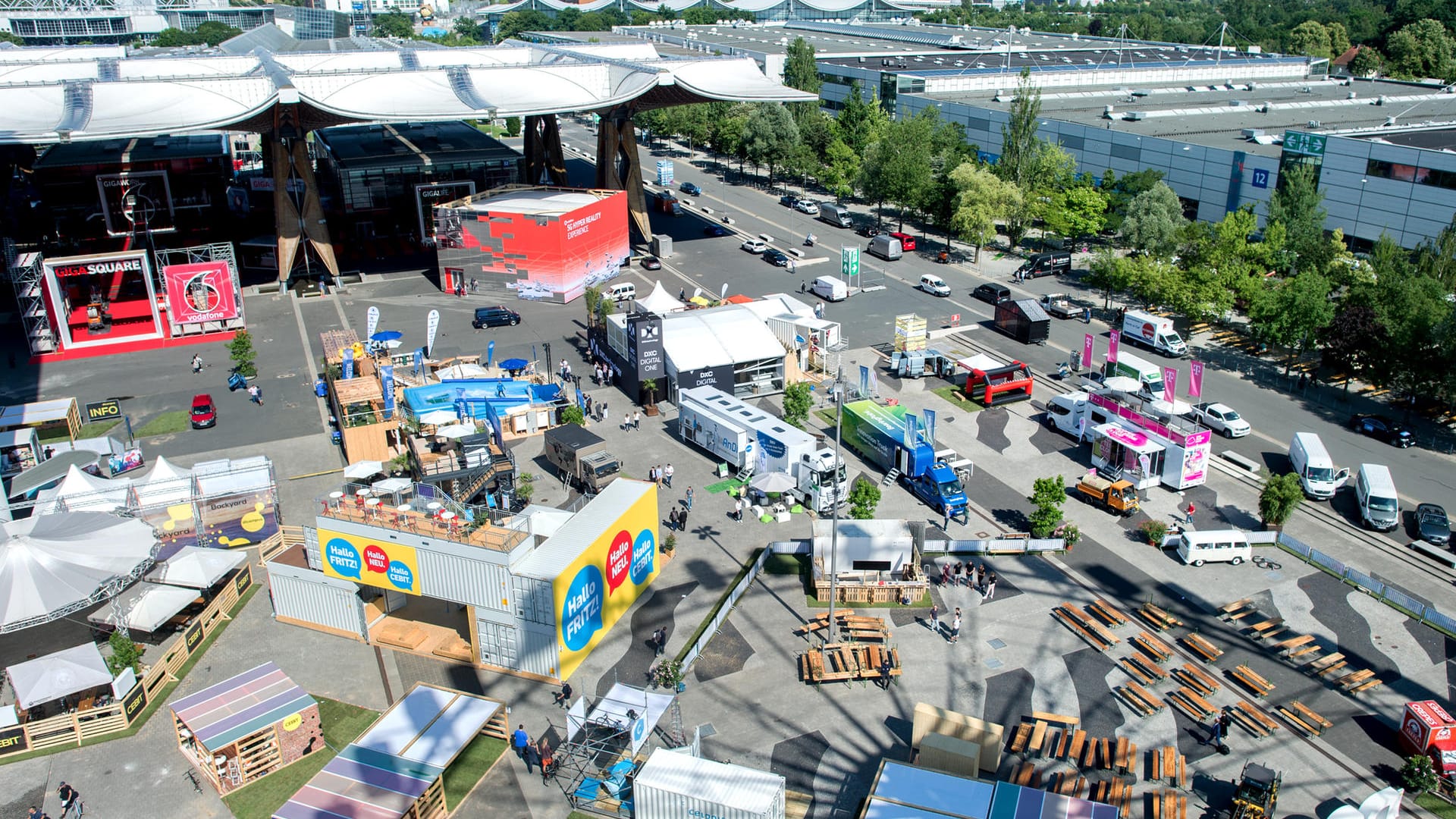 Stände verschiedener Unternehmen stehen bei der Digitalisierungsmesse Cebit auf dem Messegelände: Die Cebit versucht vom 11. bis 15. Juni nach drei Jahrzehnten einen Neuanfang mit einem "Festival"-Format.