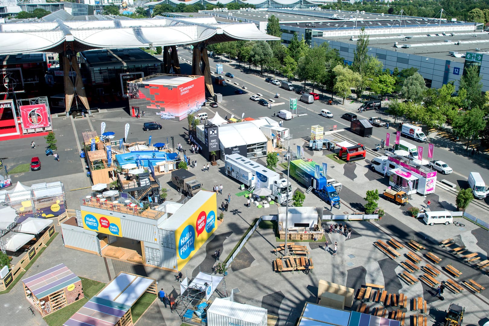 Stände verschiedener Unternehmen stehen bei der Digitalisierungsmesse Cebit auf dem Messegelände: Die Cebit versucht vom 11. bis 15. Juni nach drei Jahrzehnten einen Neuanfang mit einem "Festival"-Format.