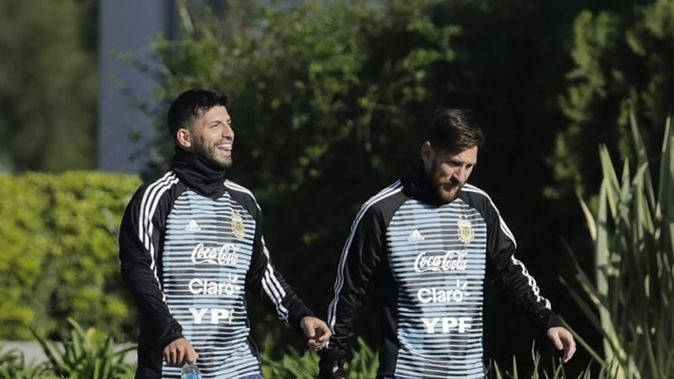 Zwei, die sich mögen: Sergio Agüero (l) und Lionel Messi.