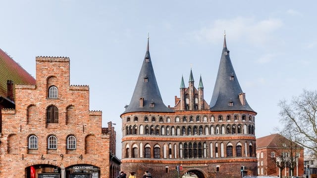 Beispiel für einen Bau, der die Zeiten überlebt hat: das Holstentor in der Hansestadt Lübeck (Schleswig-Holstein).