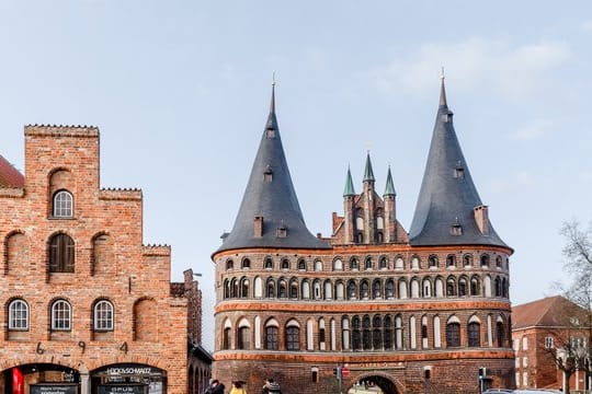 Beispiel für einen Bau, der die Zeiten überlebt hat: das Holstentor in der Hansestadt Lübeck (Schleswig-Holstein).