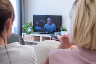 Zwei Frauen schauen TV: Das analoge TV-Signal im Kabelfernsehen wird langsam deutschlandweit abgeschaltet.
