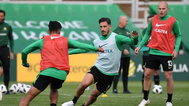 Mathew Leckie (M) beim Training der Australier.