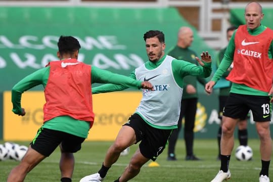 Mathew Leckie (M) beim Training der Australier.
