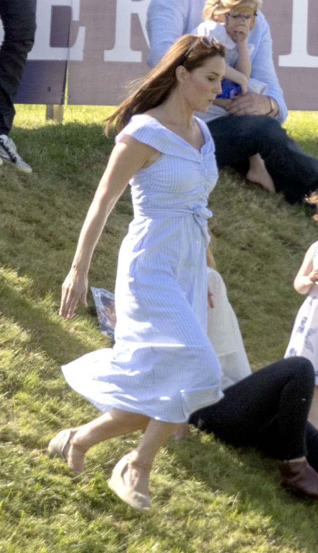 Herzogin Kate: In diesem günstigen Sommerkleid lässt es sich bestens hinter den Kindern herflitzen.