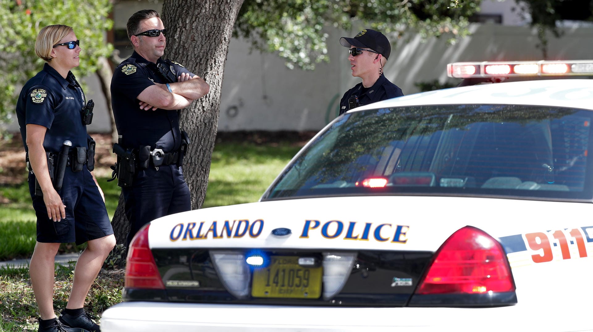 Polizisten stehen am Tatort einer Geiselnahme: Die Polizei fand einen Geiselnehmer und die Kinder erschossen in einer Wohnung in Orlando vor. Polizisten stehen am Tatort einer Geiselnahme: Die Polizei fand einen Geiselnehmer und die Kinder erschossen in einer Wohnung in Orlando vor.