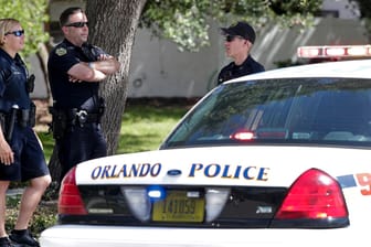 Polizisten stehen am Tatort einer Geiselnahme: Die Polizei fand einen Geiselnehmer und die Kinder erschossen in einer Wohnung in Orlando vor.