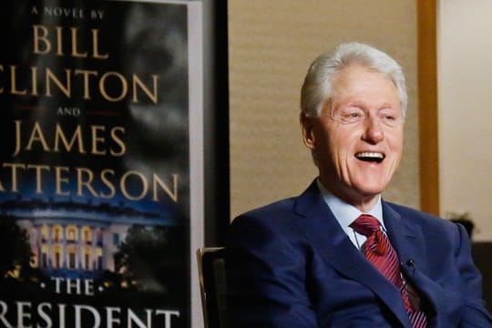 Bill Clinton, ehemaliger Präsident der USA, hat zusammen mit James Patterson ein Buch geschrieben: "The President is Missing".