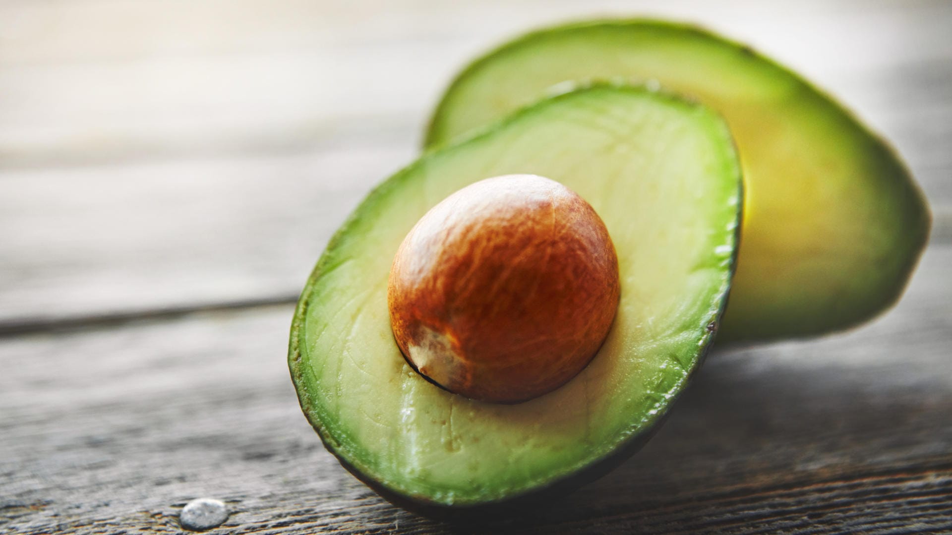 Zerschnittene Avocado auf einem Tisch: Münchner Polizei seziert verdächtige Avocado. Zerschnittene Avocado auf einem Tisch: Münchner Polizei seziert verdächtige Avocado.