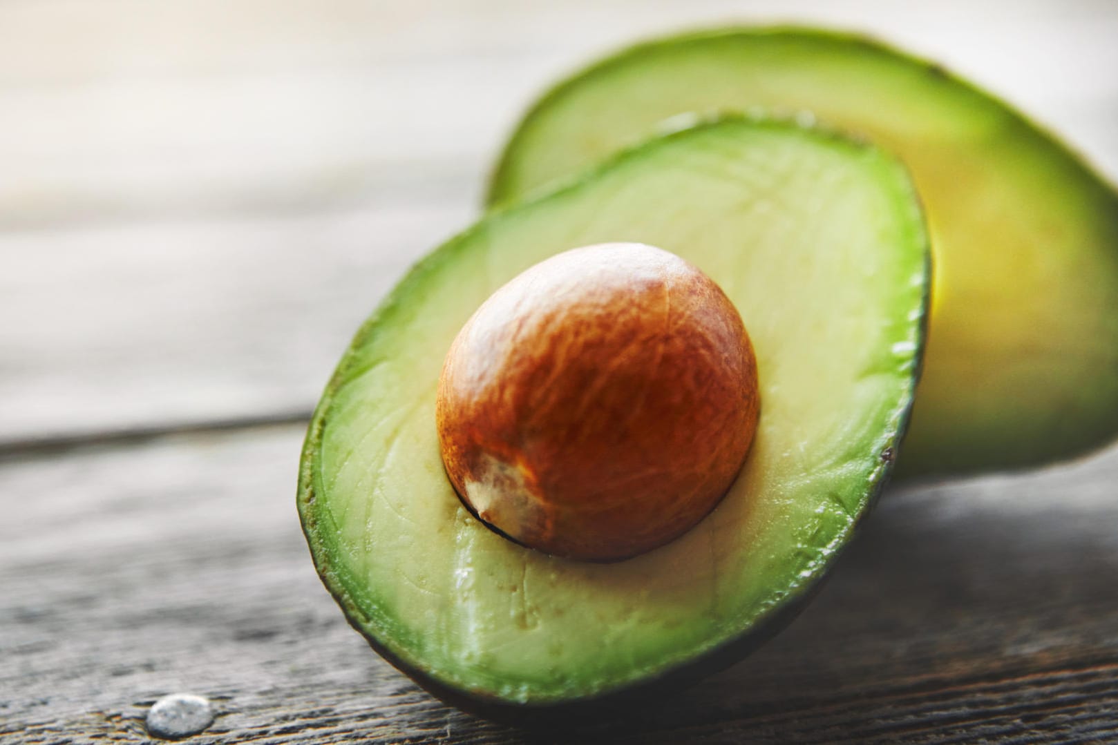 Zerschnittene Avocado auf einem Tisch: Münchner Polizei seziert verdächtige Avocado.
